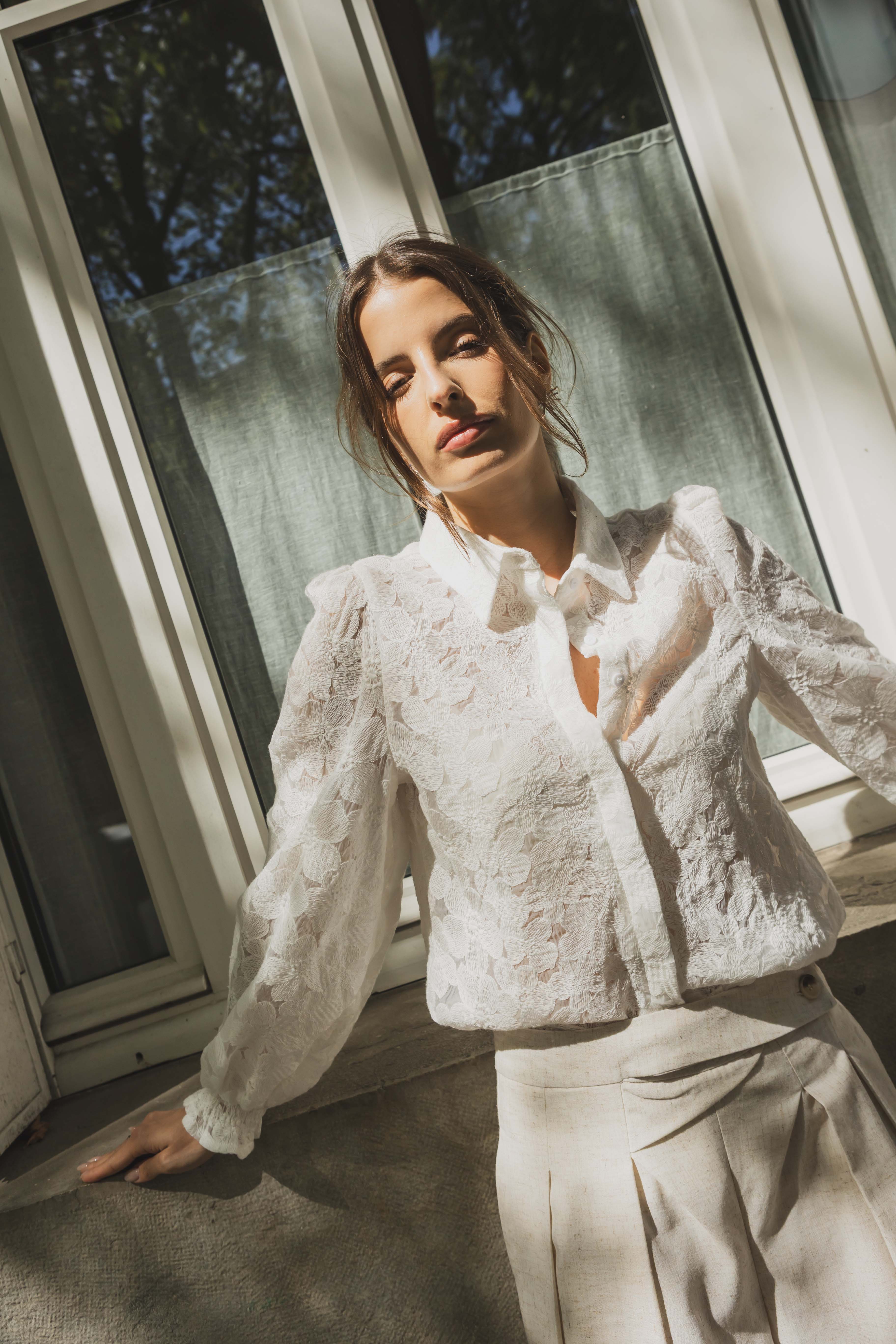 Chemise en dentelle brodée florale