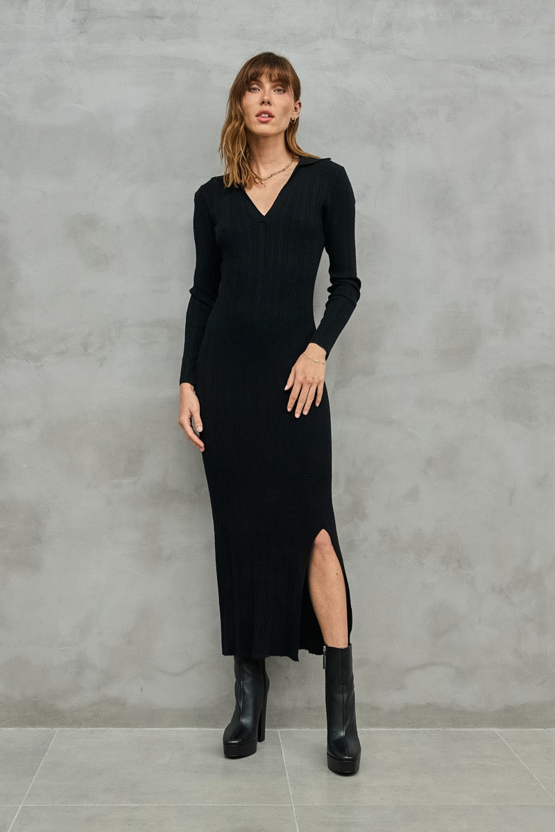 Long dress in fine ribbed knit with lapel v-neck