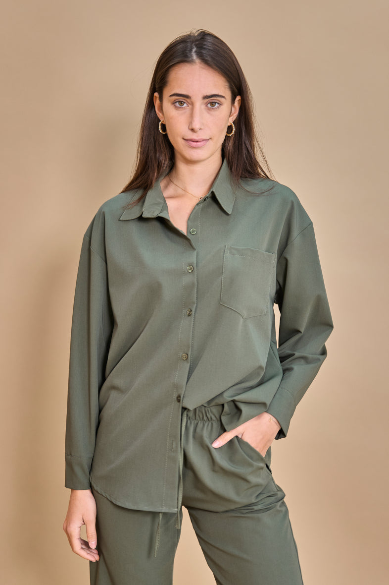 Casual mid-length fluid shirt with rounded base
