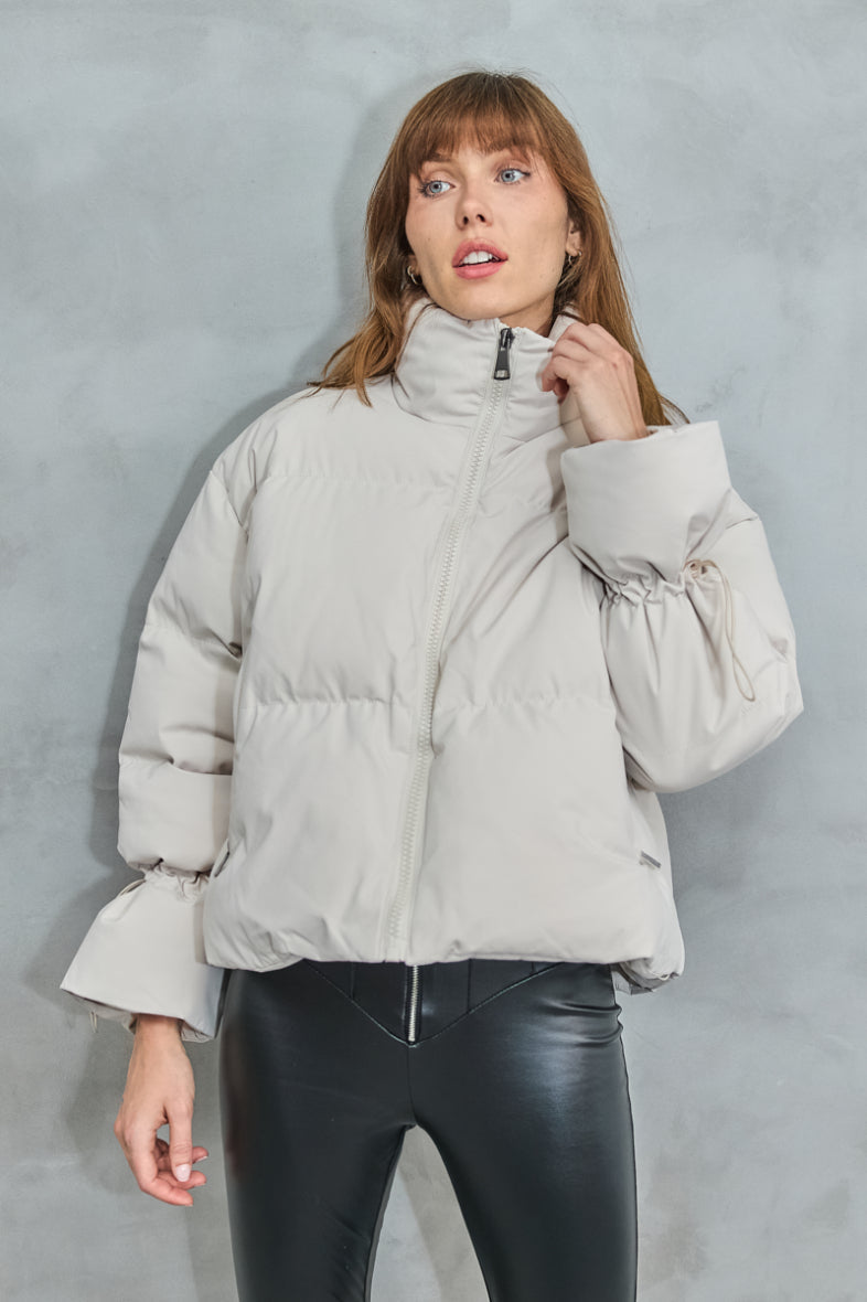 Short quilted down jacket with cuffed sleeves