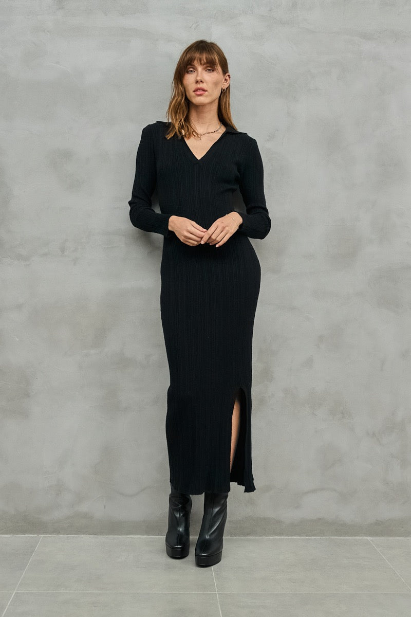 Long dress in fine ribbed knit with lapel v-neck