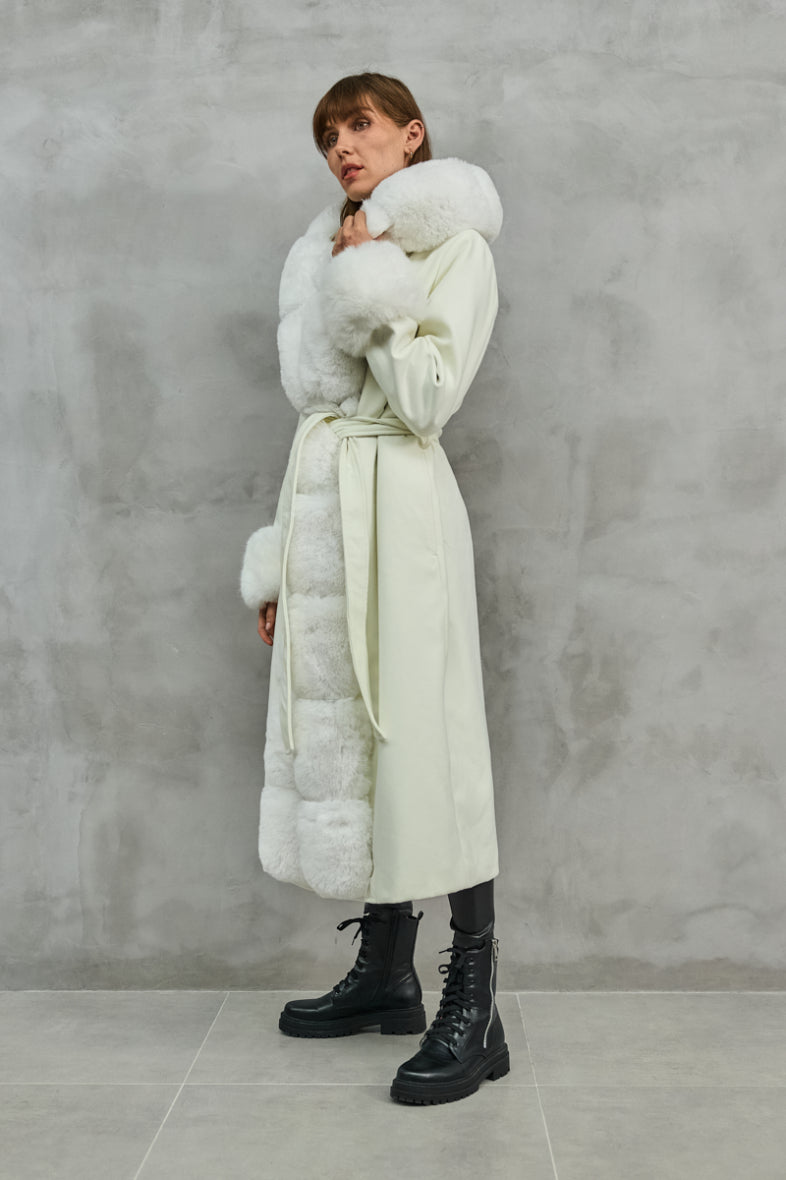 Manteau long à capuche avec ceinture et fausse fourrure détachable